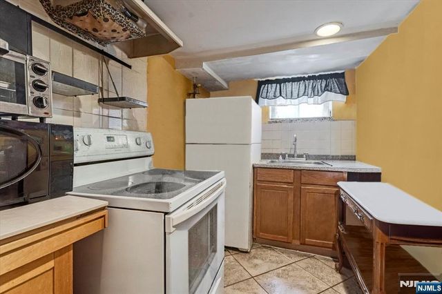 12-17 Roosevelt Place, Fair Lawn, NJ 07410