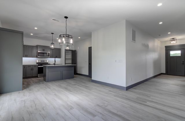 604 N Acacia Avenue, Clever, MO 65631