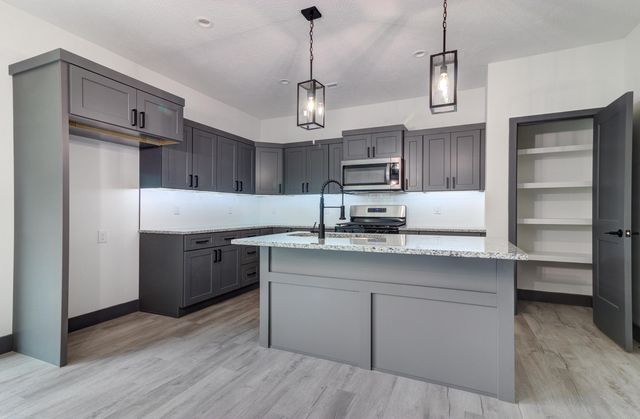 604 N Acacia Avenue, Clever, MO 65631
