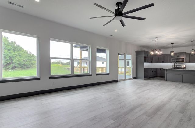 604 N Acacia Avenue, Clever, MO 65631