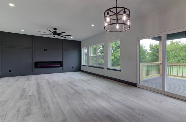 604 N Acacia Avenue, Clever, MO 65631