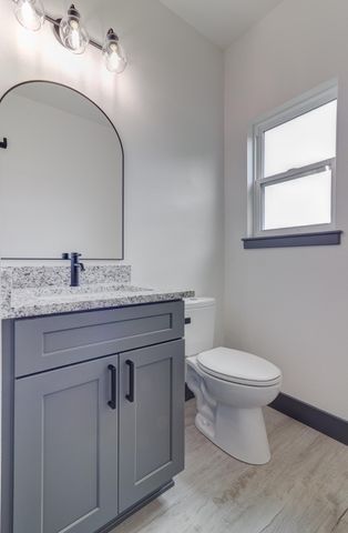 604 N Acacia Avenue, Clever, MO 65631