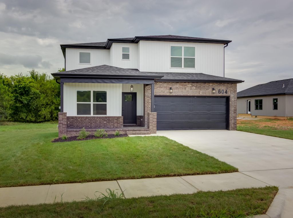 604 N Acacia Avenue, Clever, MO 65631