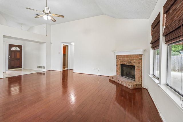 519 Kessler Street, Grand Prairie, TX 75052