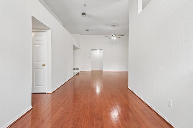 519 Kessler Street, Grand Prairie, TX 75052