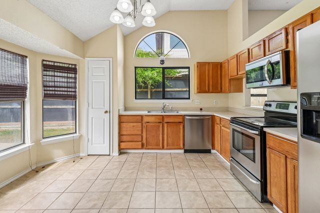 519 Kessler Street, Grand Prairie, TX 75052