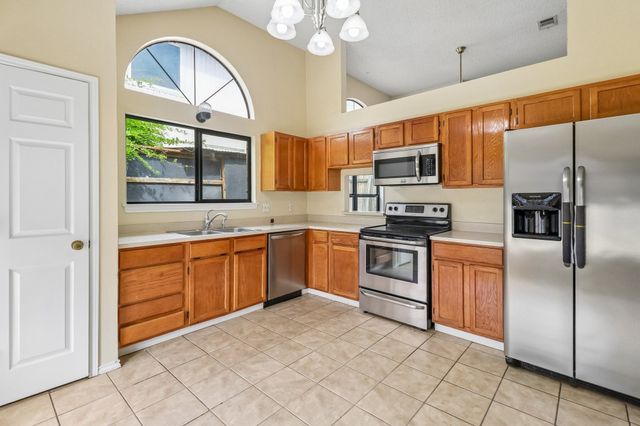 519 Kessler Street, Grand Prairie, TX 75052