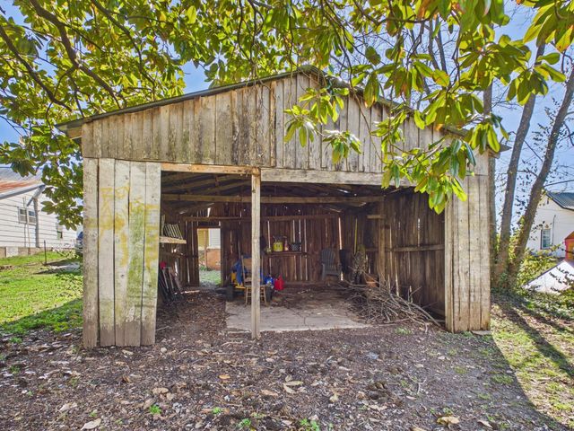 316 State Route F, Koshkonong, MO 65692