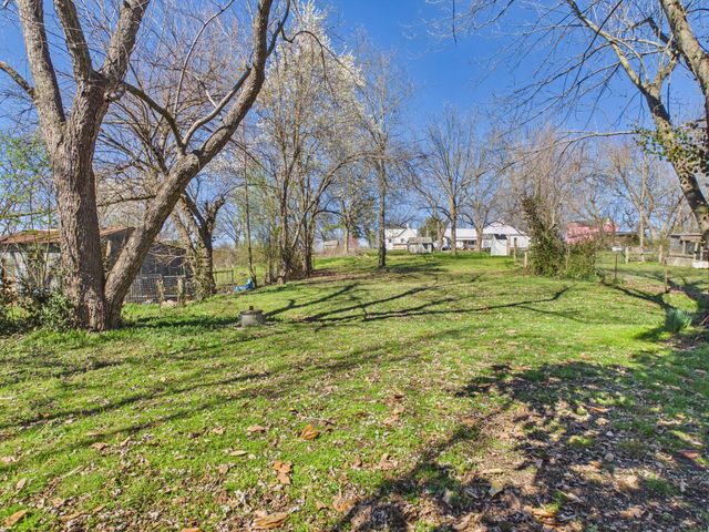 316 State Route F, Koshkonong, MO 65692