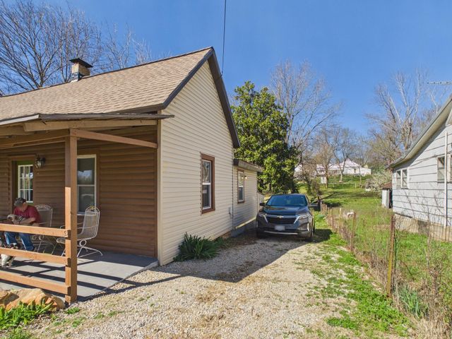 316 State Route F, Koshkonong, MO 65692