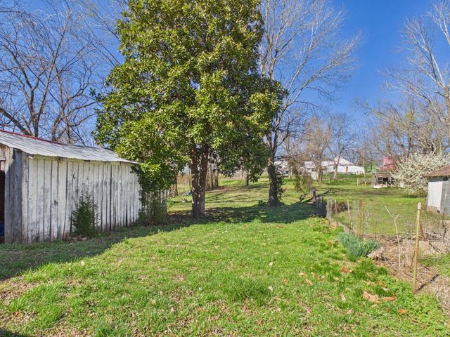 316 State Route F, Koshkonong, MO 65692