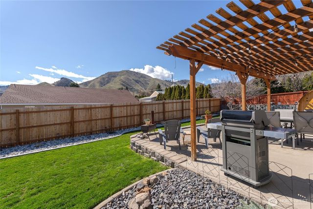 2217 Michael Brooke, Wenatchee, WA 98801