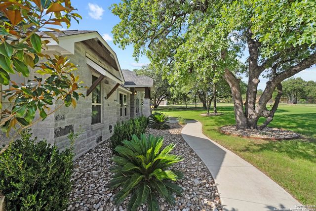 172 Bobby Lynn, Adkins, TX 78101