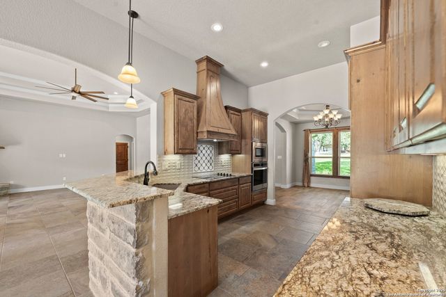 172 Bobby Lynn, Adkins, TX 78101