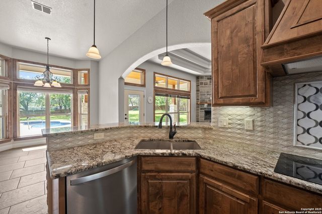 172 Bobby Lynn, Adkins, TX 78101