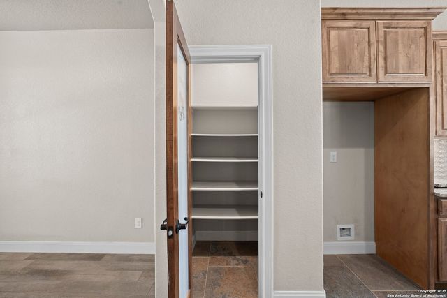 172 Bobby Lynn, Adkins, TX 78101