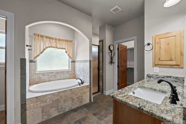 172 Bobby Lynn, Adkins, TX 78101