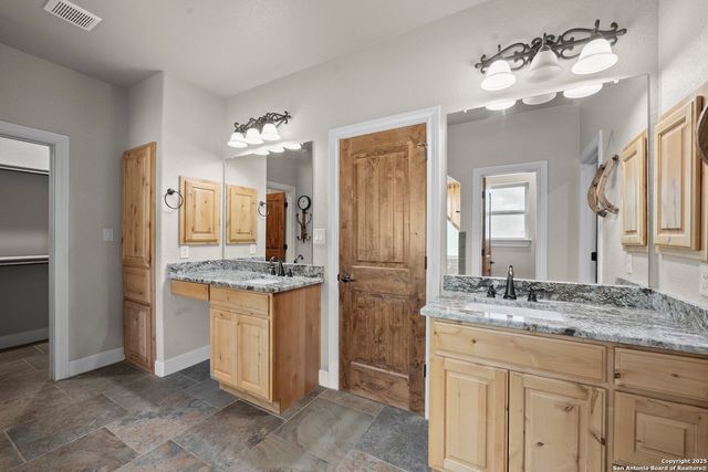 172 Bobby Lynn, Adkins, TX 78101