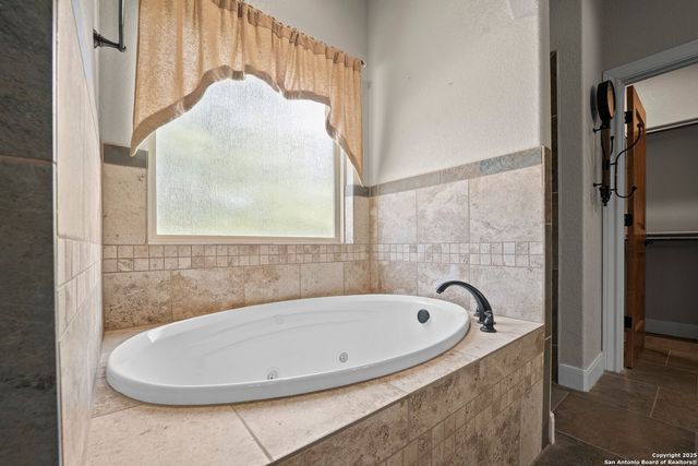 172 Bobby Lynn, Adkins, TX 78101