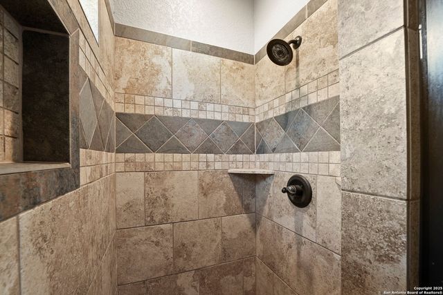 172 Bobby Lynn, Adkins, TX 78101