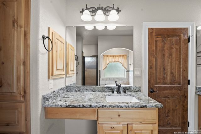 172 Bobby Lynn, Adkins, TX 78101