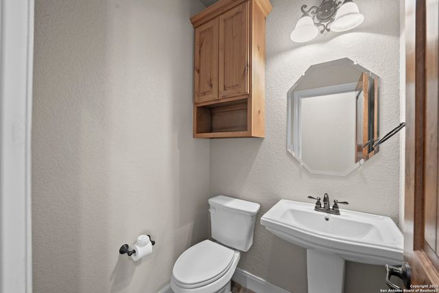 172 Bobby Lynn, Adkins, TX 78101