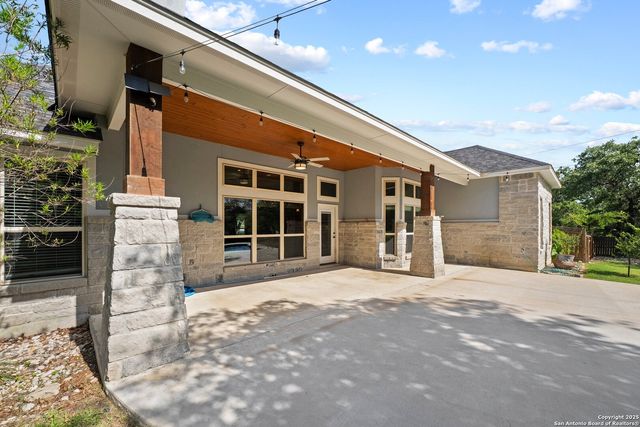 172 Bobby Lynn, Adkins, TX 78101