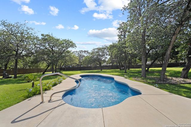 172 Bobby Lynn, Adkins, TX 78101