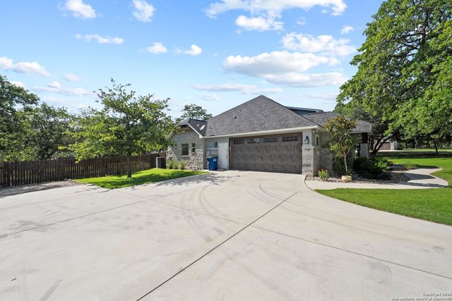 172 Bobby Lynn, Adkins, TX 78101