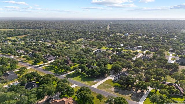 172 Bobby Lynn, Adkins, TX 78101