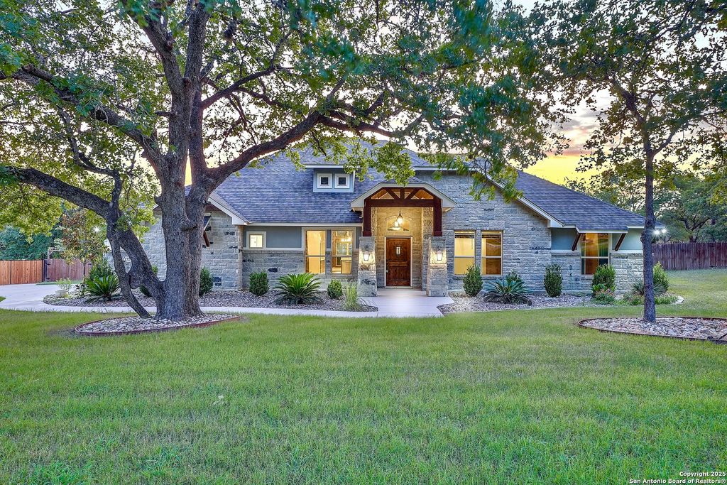 172 Bobby Lynn, Adkins, TX 78101