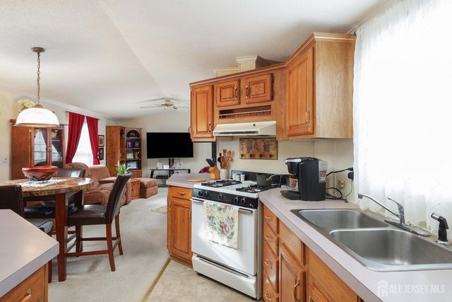 10 Twain Road, North Brunswick, NJ 08902