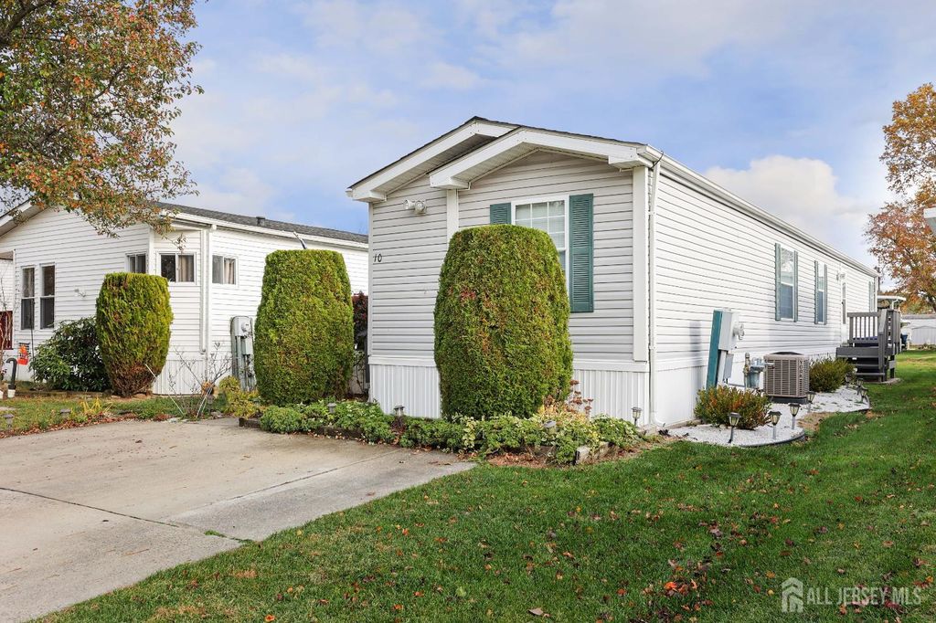 10 Twain Road, North Brunswick, NJ 08902