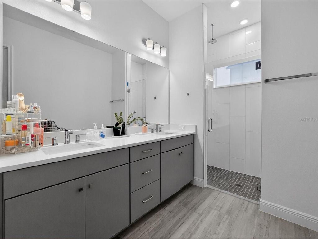 Image 17 of property listing at 9952 RODBELL ST, Orlando, FL 32827