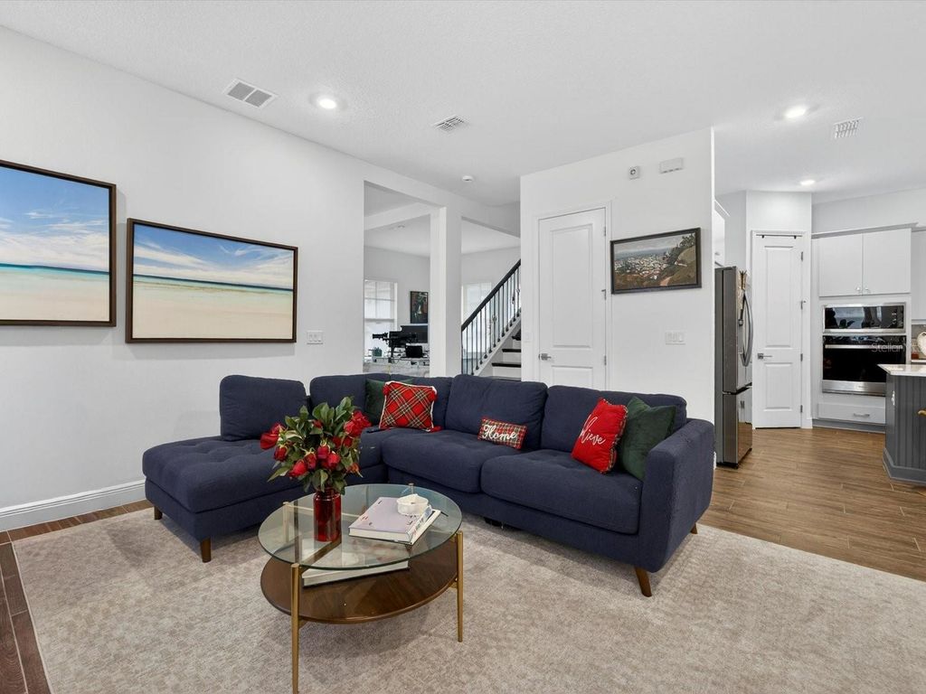 Image 5 of property listing at 9952 RODBELL ST, Orlando, FL 32827