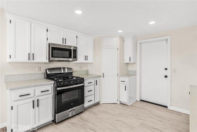 8121 Anaconda Avenue, Oak Hills, CA 92344