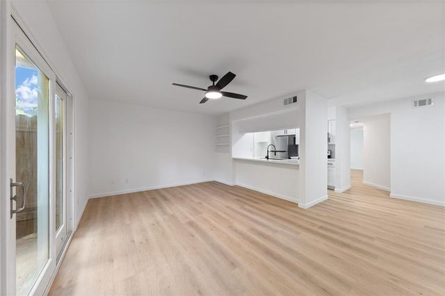 815 Lyle West Avenue C, Cleveland, TX 77327