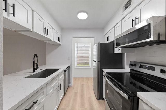815 Lyle West Avenue C, Cleveland, TX 77327