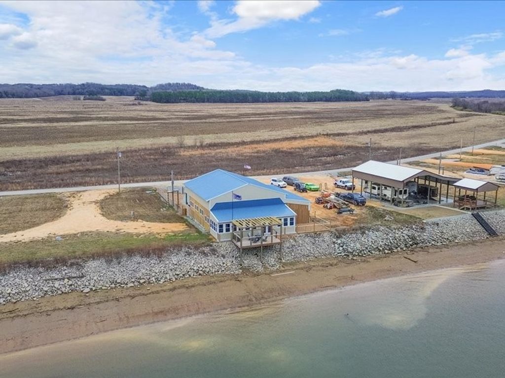 2217 Hardin Bottom River Rd, Clifton, TN 38425