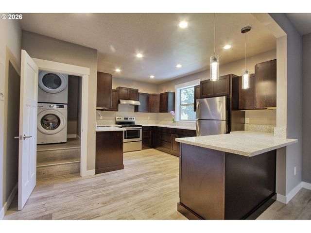 215 Ne 30th, Portland, OR 97232