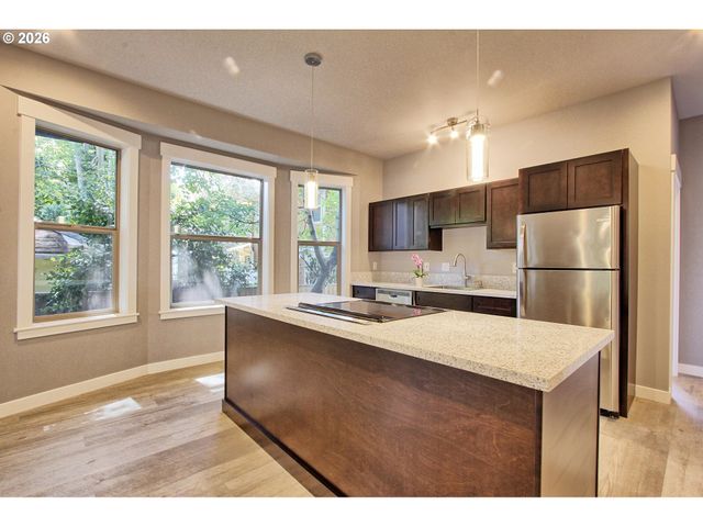 215 Ne 30th, Portland, OR 97232