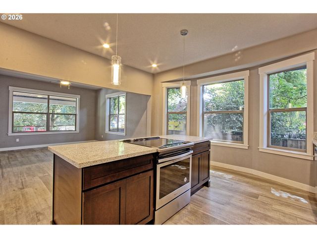 215 Ne 30th, Portland, OR 97232