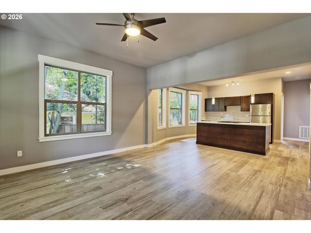 215 Ne 30th, Portland, OR 97232