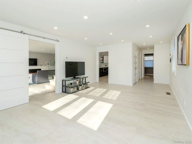 27 Pine Street, Port Washington, NY 11050