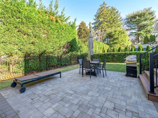 27 Pine Street, Port Washington, NY 11050