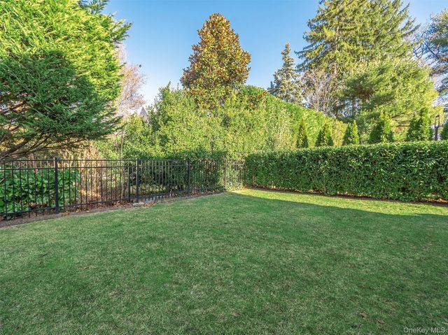 27 Pine Street, Port Washington, NY 11050