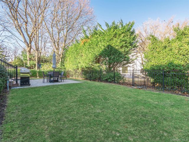 27 Pine Street, Port Washington, NY 11050