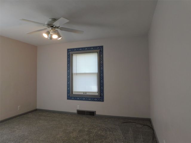 2004 S 3rd Avenue E, Newton, IA 50208