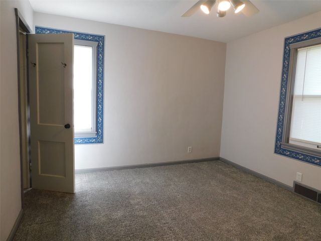 2004 S 3rd Avenue E, Newton, IA 50208