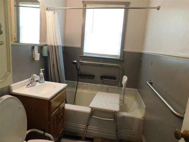 2004 S 3rd Avenue E, Newton, IA 50208